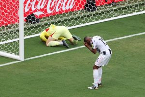 Khoảnh khắc thất vọng của cầu thủ sau tình huống phản lưới nhà tại World Cup 2026